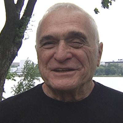 Yhdysvaltalainen runoilija John Giorno Helsingissä taustallaan Töölönlahti.