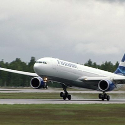 Finnairin lentokone laskeutuu