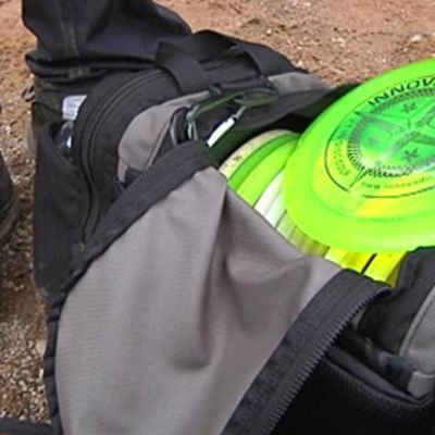 Frisbeegolfkiekkoja laukussa.