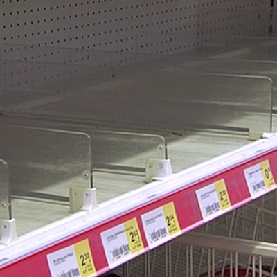 Tyhjä kaupanhylly.