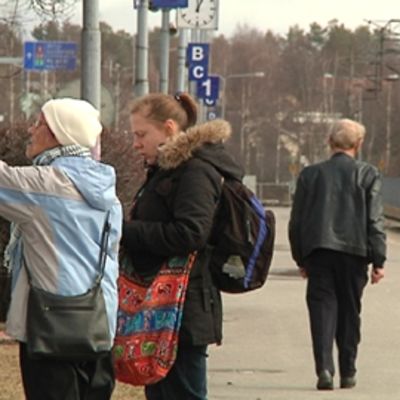 Kuvassa kaksi naista tutkii aikatauluja Kokkolan asemalla.