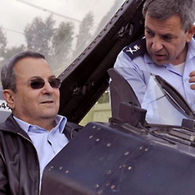 Ehud Barak istuu hävittäjäkoneen ohjaamossa