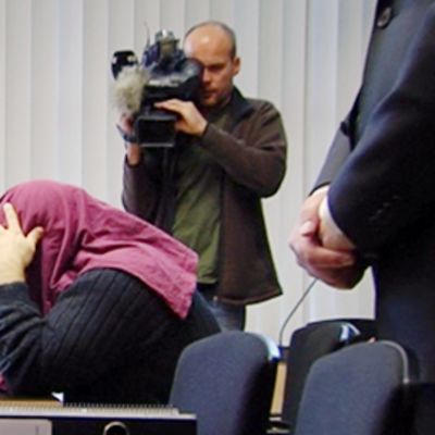 Sieppauksesta syytetty Juha Turunen peitti kasvonsa oikeussalissa jutun käsittelyvaiheessa.