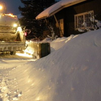 Jäteauto talvisella tiellä.