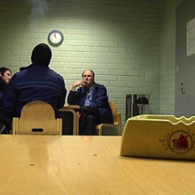 Ratikkakuskit Hakaniemen tupakkahuoneessa