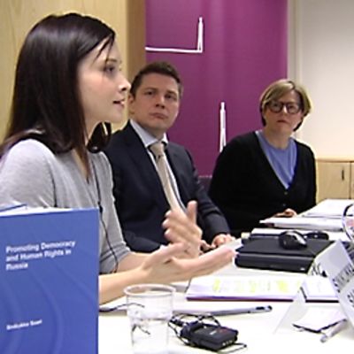 Sinikukka Saari puhuu kirjansa julkistamistilaisuudessa