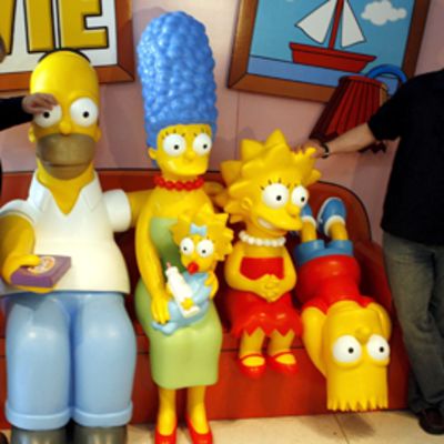 Simpsonien luoja Matt Groening ja tuottaja Al Jean yhdessä sarjan päähahmojen kanssa.