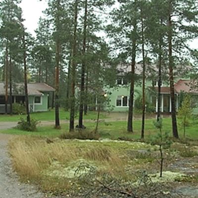 Pääministeri Matti Vanhasen entinen kotitalo piharakennuksineen Nurmijärvellä.
