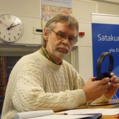 Rauman Mieslaulajien jäsen Matti Pursiheimo Satakunnan Radion studiossa.