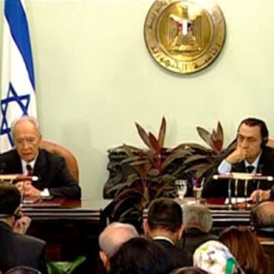 Israelin presidentti Shimon Peres ja Egyptin presidentti Hosni Mubarak antavat lausuntoa.