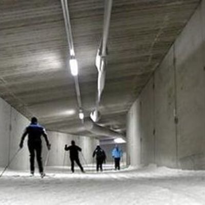 Hiihtäjiä hiihtoputkessa