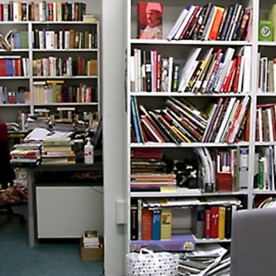 WSOY:n toimitilaa, paljon kirjoja hyllyissä