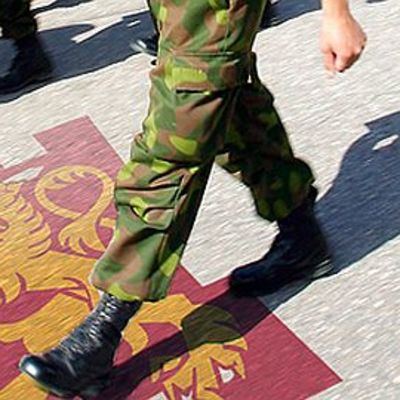 Puolustusvoimien logo ja varusmiehiä