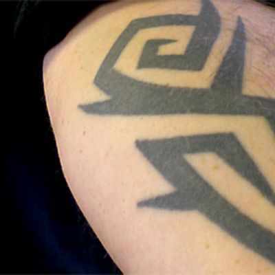 Tatuoitu miehen käsi.