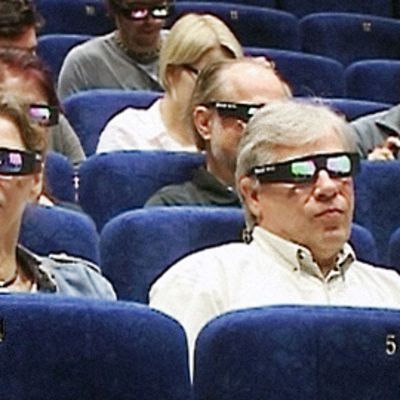 Elokuvateatterin yleisöä 3D-lasit päässä.