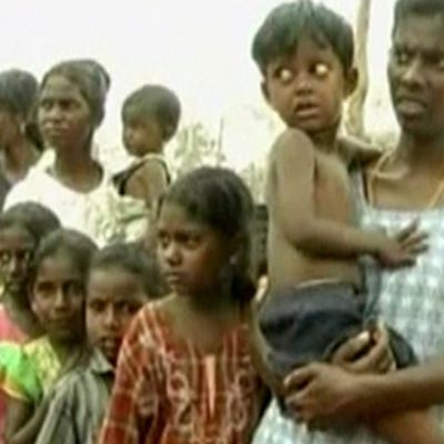 Sotaa paenneet siviilit jonottavat hätäapua Vavuniyassa Sri Lankan pohjoisosassa 26. huhtikuuta.