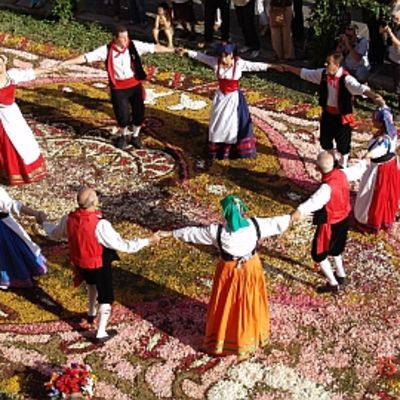 Folklandia-kansantanssiryhmä.