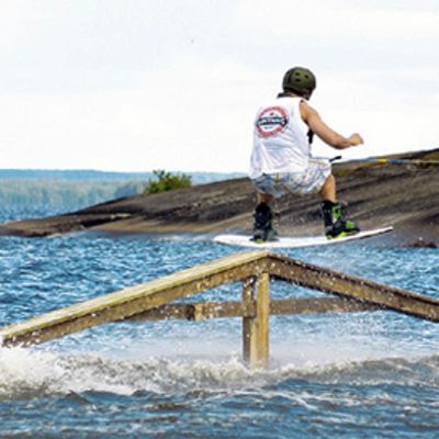Mies harrastaa wakeboardingia.