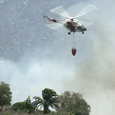 Helikopteri sammuttamassa maastopaloa
