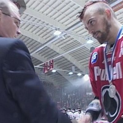 Matt Nickerson sai hopeamitalin kaulaansa Ässien paidassa vuonna 2006.