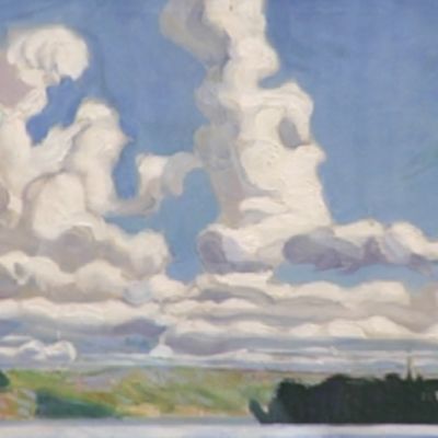 Järvimaisema, jossa oikealla on saarisiluetti. Sinisellä taivaalla leijuu poutapilviä.