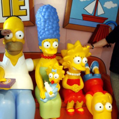 Simpsonit-hahmoja kolmiulotteisina mallihahmoina istumassa sohvalla vierellään Matt Groening ja Al Jean.