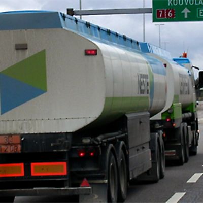 Säiliörekka moottoritiellä