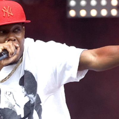 Dizzee Rascal esiintyy valkoisessa printtipaidassa ja punaisessa lippalakissa.
