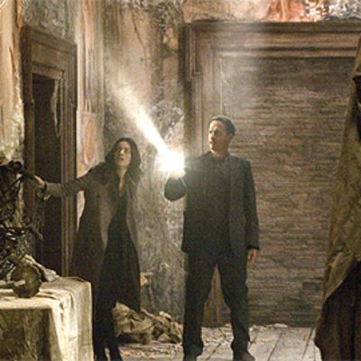 Robert Langdon (Tom Hanks) ja Vittoria Vetra (Ayelet Zurer)  tutkivat taskulampun valossa salaista kammiota.