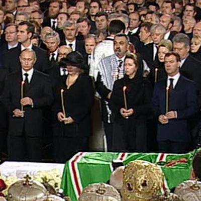 Venäjän poliitista eliittiä patriarkka Aleksei ii:n arkun äärellä. Pääministeri Vladimir Putin, presidentti Dmitri Medvedev.