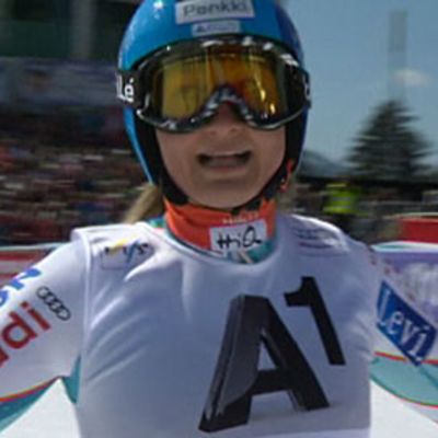 Tanja Poutiainen maalialueella