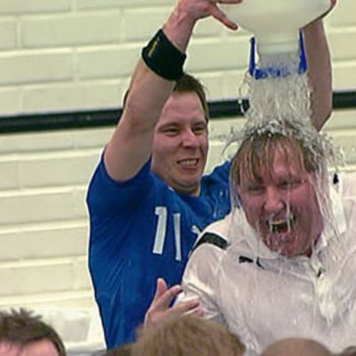 Tapio Tierala antaa Mikael Källmanille suihkun.