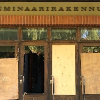 Entisen Heinolan seminaarin päärakennuksen sisäänkäynti heinäkuussa 2020.