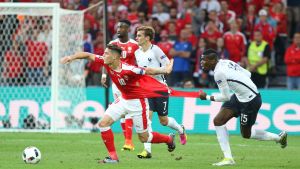 Granit Xhaka är svårstoppad. Paul Pogba river sönder Granit Xhakas tröja.