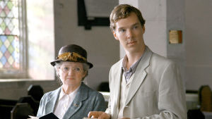 Neiti Marple (Julia McKenzie) saa liittolaisekseen entisen poliisiin Luke Fitzwilliamin (Benedict Cumberbatch). Neiti Marple on Agatha Christien salapoliisiromaanien ihastuttava etsivä. Pääroolissa nähdään Julia McKenzie.