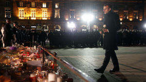Emmanuel Macron lägger ner en blomma vid minnesplatsen för de som dog i attacken. Macron lägger ner en blomma vid en minnesplats för offren som dog i julmarknadsattacken i Strasbourg.