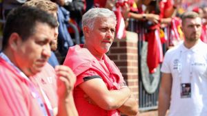 José Mourinho funderar på ManU:s strategi. Jose Mourinho är tränare för ManU.