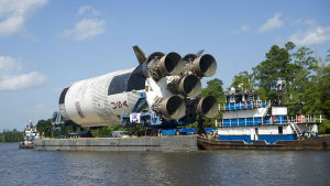 För att lyfta 47 ton till månen krävdes en raket som vägde 3 000 ton. Och det mesta av den vikten var bränsle. Del av en gammal Saturn V-raket under transport.