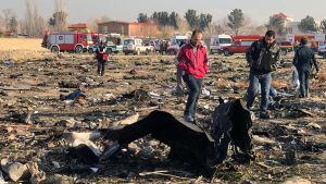 Alla 176 personer ombord på det ukrainska planet omkom. Personer på olyckplatsen efter att ett ukrainskt passagerarplan störtade i Teheran i Iran den 8 januari 2020.