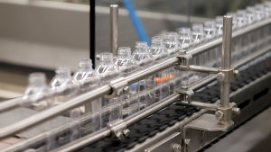 Industrierna står för 10 procent av Finland koldioxidutsläpp idag. Tyhjiä käsihuuhdepulloja tuotantolinjalla.