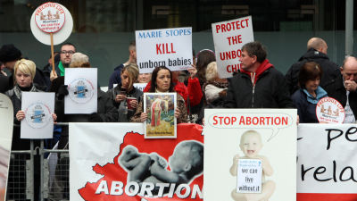 Demonstration i Belfast år 2012 mot den första kliniken på Irland som började skriva ut abortpiller, förutsatt att graviditeten kunde leda till död eller långvariga hälsoproblem