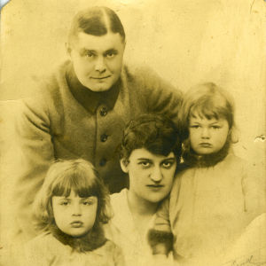 Lilly perheineen: aviopuoliso Johannes ja pojat Ariel ja Johannes. Harpputaiteilija Lilly Kajanus-Blenner perheineen: aviomies Johannes Blenner ja pojat Ariel ja Hans.