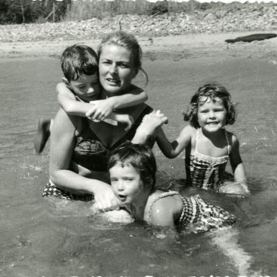Ingrid Bergman i vattnet med tre av sina barn.