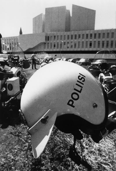 ETYK I, ulkoministerikokous. Ulkoministerikokouksen turvatoimet. Poliisikypärä ja poliisimoottoripyöriä Finlandia-talon edustalla.