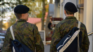 Många vittnar om en kamratskap som varat länge efter hemförlovningen. Två unga beväringar går på stan.