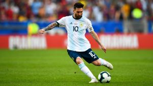 Lionel Messi. Lionel Messi skjuter ett skott med vänsterfoten