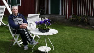 Mauno Kenttämaa on ikäisekseen virkeä ja hyväkuntoinen mies. Kuva otettu hänen kotipihalta kesällä 2017. Mauno Kenttämaa istuu pihallaan
