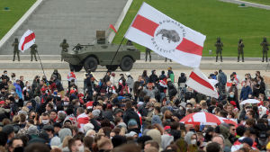 Belarus sittande president Aleksandr Lukasjenko mötte de omfattande protesterna mot valfusket med hårdhandskarna. Valko-Venäjällä kymmenet tuhannet osoittivat mieltään Lukashenkaa vastaan.