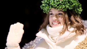 Sara Ray lämnar Domkyrkan efter kröningen och har ännu många uppdrag framför sig. Lucia vinkar från sin vag.