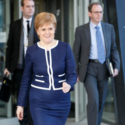 Nicola Sturgeon kävelee